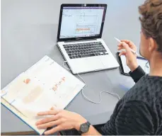  ?? FOTO: FELIX KÄSTLE ?? Laptops und Tablets als Leihgabe: Nun bekommen auch die Lehrer endlich mobile Endgeräte für den digitalen Unterricht.
