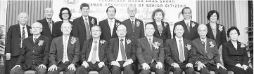  ??  ?? Yee, together with the newly installed Sabah Associatio­n of Senior Citizens Management Committee members led by its president, Datuk William Chai Tian Sung.