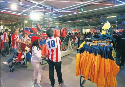  ??  ?? Panorámica de una de las tiendas oficiales del Atlético, ahora cerradas.