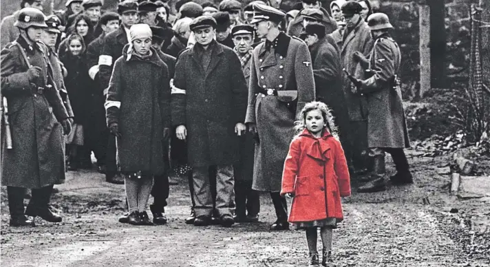  ??  ?? Oliwia Dabrowska, en esa época con 4 años, interpetó a la niña judía del abrigo rojo, el único personaje en color de La lista de Schindler (1993).