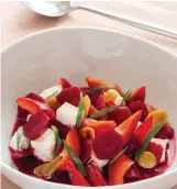  ?? | PHOTO : YVES DURONSOY, ALBIN MICHEL ?? Feta, carottes, fraises et estragon, avec le bocal de carottes fermentées d’Yves Camdeborde.