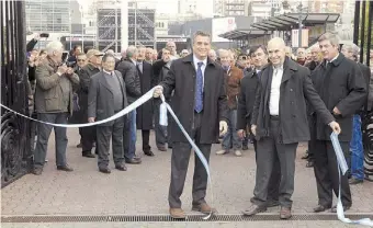  ??  ?? La Rural 2015. Luis Etcheveher­e, presidente de la SRA, junto a Rodríguez Larreta