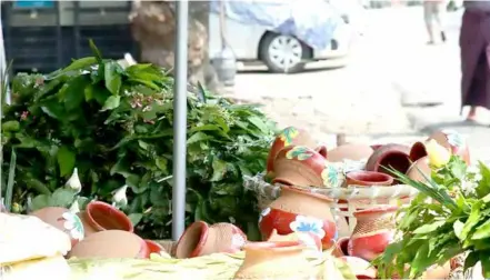  ?? XINHUA/VNA Photo ?? PERFECT POTS: Atar pots prepared to welcome traditiona­l water festival in Yangon, Myanmar.