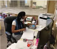  ?? (Pine Bluff Commercial/Byron Tate) ?? Jefferson County Clerk Shawndra Taggart helps a caller Wednesday as she takes a moment away from a line of voters that extends out the door of the courthouse and around the side.