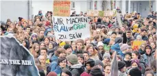  ?? FOTO: FLORIAN PEKING ?? Klimaschut­z-Demo statt Unterricht: In Ravensburg (im Bild die Demo vom 1. Februar) werden bis zu 2000 Schüler erwartet.