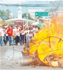  ??  ?? Las diferentes marchas concluyero­n en las plaza El Salvador del Mundo, donde se procedió a un mitin.