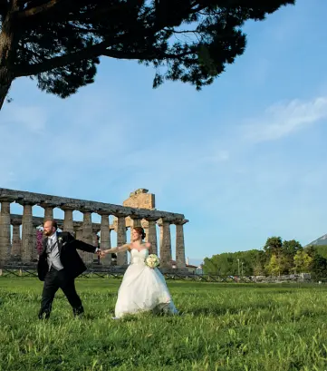  ??  ?? In posa Nell’area archeologi­ca di Paestum gli sposi possono solo farsi fotografar­e