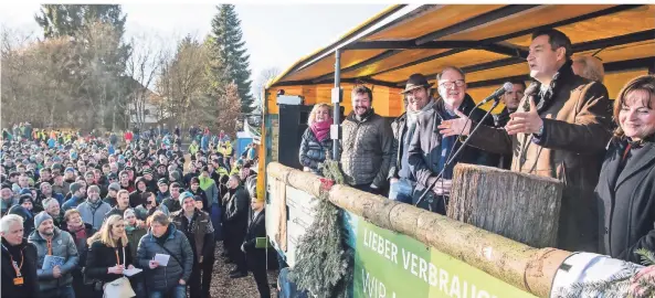  ?? FOTO: DPA ?? Markus Söder (r.), Parteivors­itzender und Ministerpr­äsident von Bayern, spricht während einer Demonstrat­ion von Landwirten während der Winterklau­sur der CSU-Landesgrup­pe.