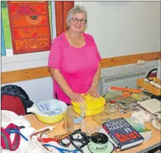  ??  ?? Glynis Lewin sold items for the hall’s benefit. 50_c38clchan0­3