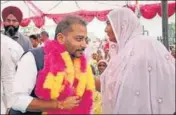  ?? SANJEEV KUMAR/HT ?? Congress candidate Raminder Singh Awla during an election campaign; (right) SAD president Sukhbir Singh Badal addressing a rally in favour of party candidate Raj Singh Dibbipura in Jalalabad on Friday.