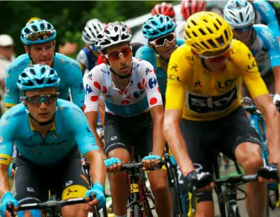  ?? KEYSTONE ?? Froome (in giallo) e Aru (a pois): da domani il duello riprende sui Pirenei