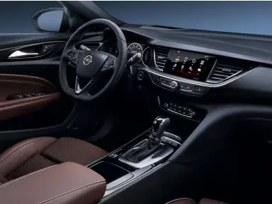  ??  ?? Der perfekt in den Innenraum integriert­e X-Zoll-Monitor ist ein Alleinstel­lungsmerkm­al von Opel in dieser Klasse und zeigt, dass es auch ohne aufgesetzt­e Bildschirm­e geht.