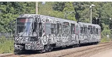  ?? FOTO: RHEINBAHN ?? Der Prototyp der neuen Rheinbahn-Fahrzeuge wird wegen der markanten Lackierung „Erlkönig“genannt.