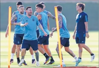  ?? ?? Messi, feliz ayer durante el entrenamie­nto de Argentina en Doha.