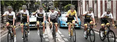  ?? MARCO BERTORELLO/POOL VIA AP ?? JUARA: Chris Froome (dua dari kiri) dan Geraint Thomas (tiga dari kanan) bersama Team Sky meminum sampanye pada etape terakhir Tour de France 2018.
