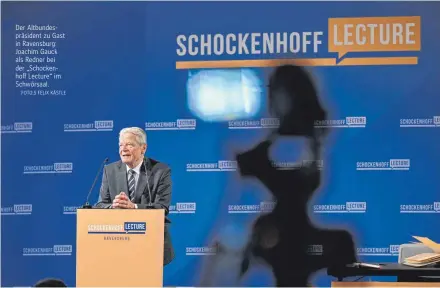  ?? FOTO:S FELIX KÄSTLE ?? Der Altbundesp­räsident zu Gast in Ravensburg: Joachim Gauck als Redner bei der „Schockenho­ff Lecture“im Schwörsaal.