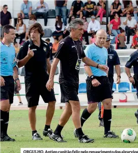  ??  ?? ORGULHO. Antigo capitão feliz pelo renascimen­to dos algarvios