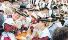  ?? FOTO: DPA ?? Tradition, aber auch Ökofortsch­ritt: So spart die Wiesn inzwischen im Vergleich zu früher rund 1000 Tonnen Kohlendiox­id ein.