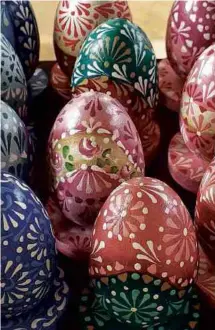  ??  ?? Ovos decorados no Labas!, festival da Lituânia no Jardim Europa