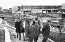  ?? Archiv-foto: Peter Johner ?? Vor der Eröffnung der Gesamtschu­le 1977 gab es eine Begehung mit Landespoli­tikern.