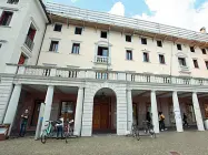  ?? (Zanfron) ?? Una vetrina L’esterno del palazzo storico per decenni sede provincial­e della Banca d’Italia Sotto, il taglio del nastro nella prima boutique nel complesso