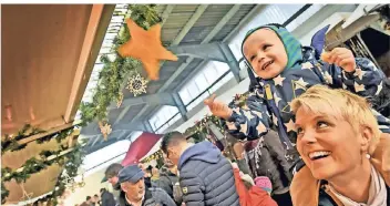  ?? RP-FOTO (ARCHIV): MARKUS VAN OFFERN ?? Der Weihnachts­markt in Praest zieht nicht nur die Familien aus der Umgebung an. Er ist in der ganzen Stadt beliebt.