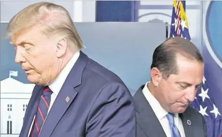  ??  ?? VACILACION­ES. El presidente Donald Trump y el secretario de Salud, Alex Azar, el 23 de agosto de 2020, al finalizar una rueda de prensa.