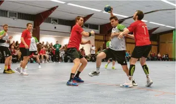  ?? Foto: Szilvia Izsó ?? Zurück in der heimischen Schmutterh­alle spielte der TSV Bäumenheim (mit Simon Lechner, am Ball) gegen Göggingen und unterlag 27:32.