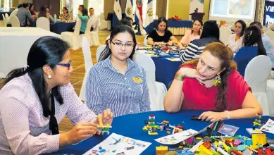  ?? FOTO: AMÍLCAR IZAGUIRRE ?? JORNADA. Dos jóvenes participan de Lego Juego Serio junto a María Elena Muñoz.