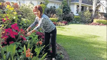  ?? Picture: BARBARA HOLLANDS ?? GREEN FINGERS: Ina Bowes makes some last-minute adjustment­s to her vibrant garden at her Beacon Bay home ahead of the Pam Golding Properties Garden Show today and tomorrow. Twenty-five of East London's most beautiful gardens are open to the public as a...