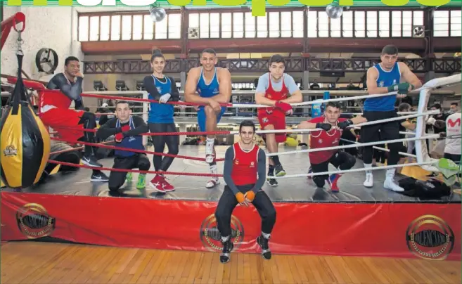  ??  ?? Enmanuel Reyes Pla, León Carlos Domínguez, Jenifer Fernández, Ayoub Ghadfa Drissi, Miguel Cuadrado, Gabriel Escobar y Gazi Jalidov posan en el Gimnasio José Valenciano.