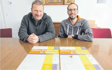  ?? FOTO: HARALD RUPPERT ?? Bernd Herbinger und Philip Heger (von links) haben sich mit dem Projekt „Himmelsstü­rmer“der Offenen Stadtkirch­e St. Nikolaus in Friedrichs­hafen viel vorgenomme­n.