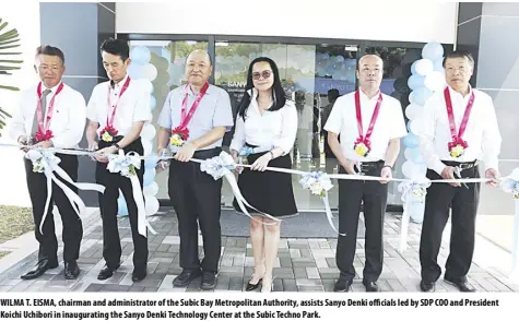  ??  ?? WILMA T. EIsMA, chairman and administra­tor of the subic Bay Metropolit­an Authority, assists sanyo Denki officials led by sDP COO and President Koichi Uchibori in inaugurati­ng the sanyo Denki Technology Center at the subic Techno Park.