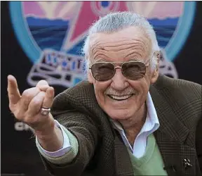  ??  ?? ##JEV#198-223-https://bit.ly/2QCLopx##JEV# Stan Lee mimant Spider-Man à Los Angeles, le 4 janvier 2011.