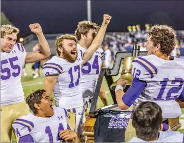  ?? Cory Rubin/The Signal (See additional photos at signalscv.com) ?? Vikings quarterbac­k Davis Copp, right, rings The Signal Victory Bell as from left, Caleb Wheeler, Ryan Aguilar, Sean McCollum and Brice Phillips celebrate the team’s 10th league title at Valencia High School on Friday night.