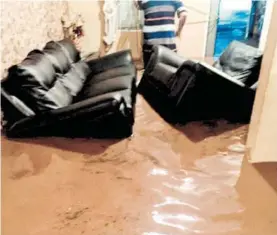  ?? /CORTESÍA ?? Al igual que años atrás, el agua se metió hasta las casas, mojando sus muebles