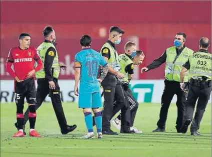  ?? FOTO: EFE ?? El joven que saltó al césped del Visit Mallorca tenía la intención de hacerse una foto con Messi y llegó al campo sin mascarilla