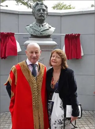  ??  ?? Cllr Frank Staples, Mayor of Wexford and Dr Mary Greene, great grand niece of Major Willie Redmond; ABOVE RIGHT: Mayor Staples unveiling the plaque.