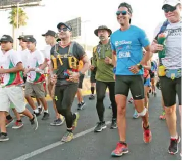  ?? |ISRAEL SALAZAR ?? Daniel Almanza (de playera azul) inició su recorrido acompañado por más de una treintena de atletas.