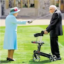  ?? BILD: SN/AFP ?? Der Ritterschl­ag durch Queen Elizabeth II. am 17. Juli mitten in der Coronapand­emie auf Schloss Windsor war für Sir Thomas Moore die größte Ehre seines Lebens.