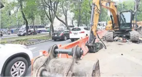  ??  ?? La secretaria de Gobierno de la capital negó que haya tala de árboles en Chapultepe­c por las obras del Metrobús; sin embargo, sí habrá retiro de árboles en el norte de la ruta.