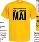  ??  ?? Il motto La maglietta con l’aforisma di Gianrobert­o Casaleggio è in vendita a 19,90 euro