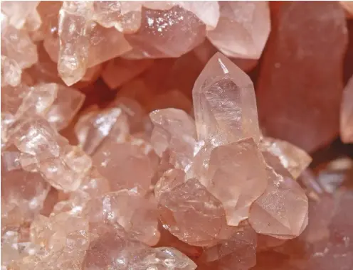  ?? Wikimedia Commons ?? Pink Quartz crystals are rarely larger than an inch or two in size.