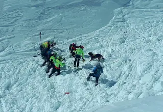  ??  ?? Il soccorso L’intervento di recupero del ragazzino bellunese sepolto da una slavina sulla pista da sci della Val di Fassa