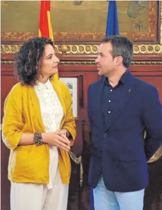  ?? EFE ?? La ministra de Hacienda en funciones junto al alcalde de Jaén