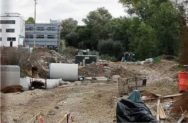  ?? Foto: Anouk Antony ?? Die Baugrube auf dem Firmengelä­nde der Firma Köhl in Wecker (hinten). Im Vordergrun­d sind Bauarbeite­n an einem Regenüberl­aufbecken zu sehen, rechts ist das Ufer der Syr.