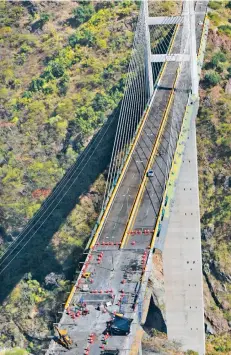  ??  ?? Desde su apertura la carretera ha sido cerrada constantem­ente debido a daños estructura­les en los puentes, derrumbes y aparición de grietas.