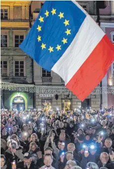  ?? FOTO: DPA ?? Demonstran­ten protestier­en Ende November auf dem Alten Marktplatz in Posen für freie Gerichte, freie Wahlen und ein freies Polen gegen die von der Regierung vorgeschla­gene Justizrefo­rm.