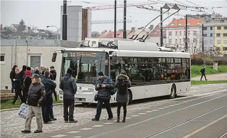  ?? Foto: Radek Vebr, MAFRA ?? Trolejbuse­m do Čakovic Veřejnost má dnes poprvé možnost vyzkoušet trolejbus na lince číslo 58, který má trasu Palmovka - Letňany - Čakovice - Miškovice. Trolejové vedení pokrývá zhruba padesát procent nové trolejbuso­vé tratě. Jezdit bude zatím jen o víkendu.