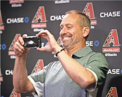  ?? ROB SCHUMACHER/THE REPUBLIC ?? Diamondbac­ks manager Torey Lovullo takes a picture after being named National League Manager of the Year on Tuesday.